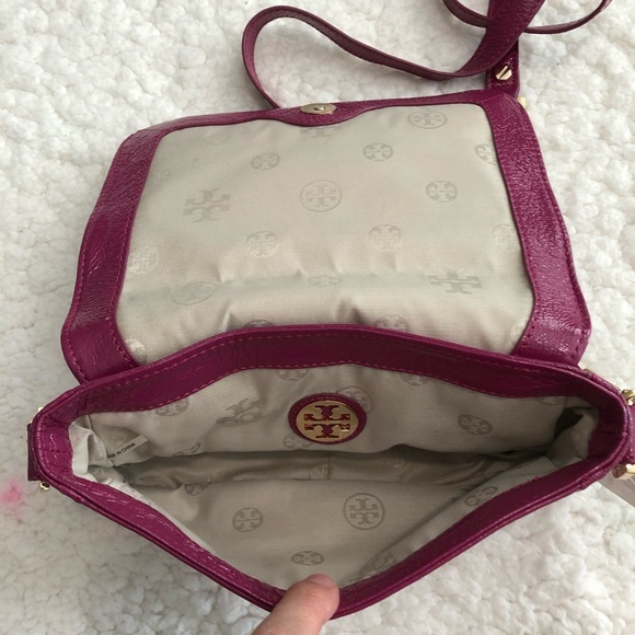 Tory Burch patent leather logo light weight fuchsia crossbody bag - Picture 6 of 8